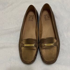 Naturalizer Women's Gold Loafers Size 10